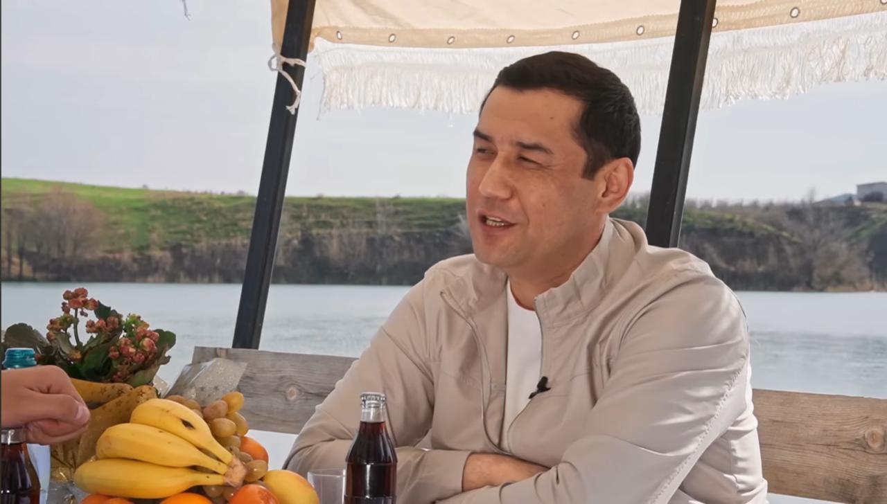 «Әкемізден бастап істі болдық»: Танымал әнші есірткіге тәуелді болғанын айтты