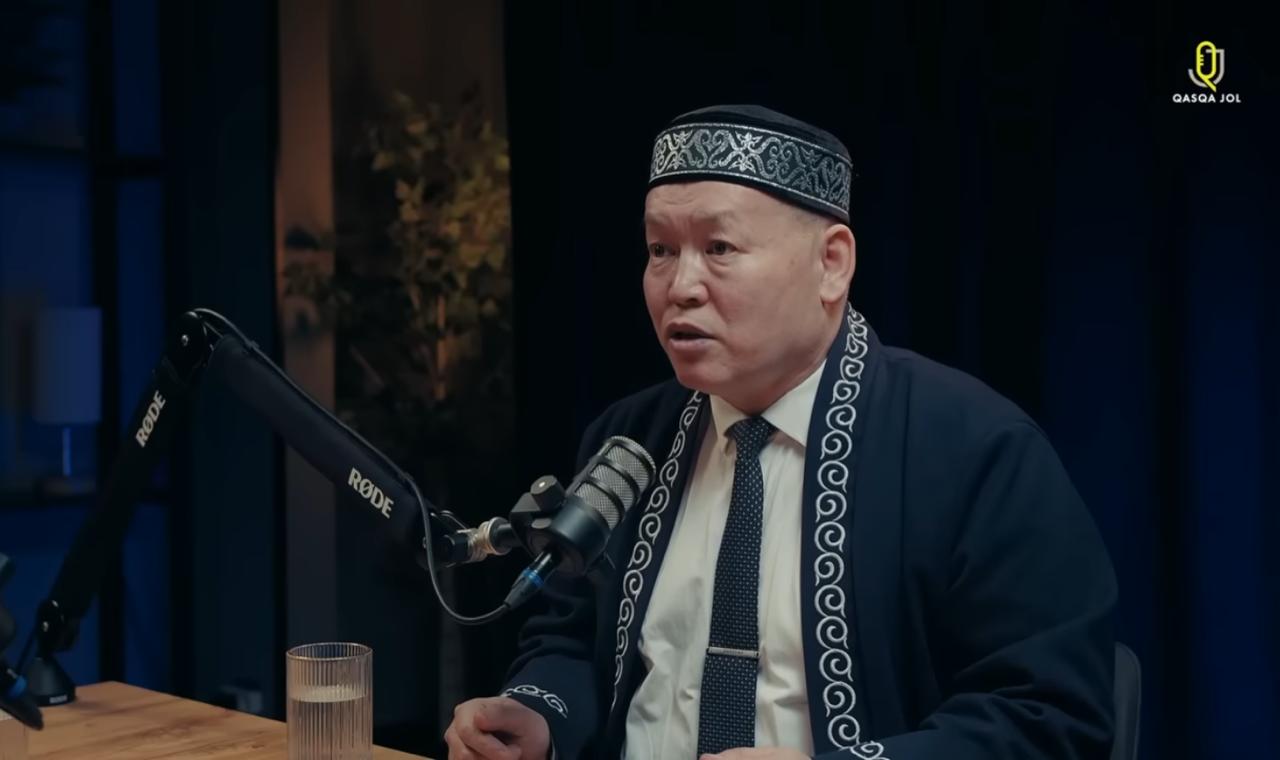 ”Әкімнің алдынан шауып шығып, қолына жабысып жатыр”: Қоғам белсендісі зиялы қауым өкілдерін қатаң сынады