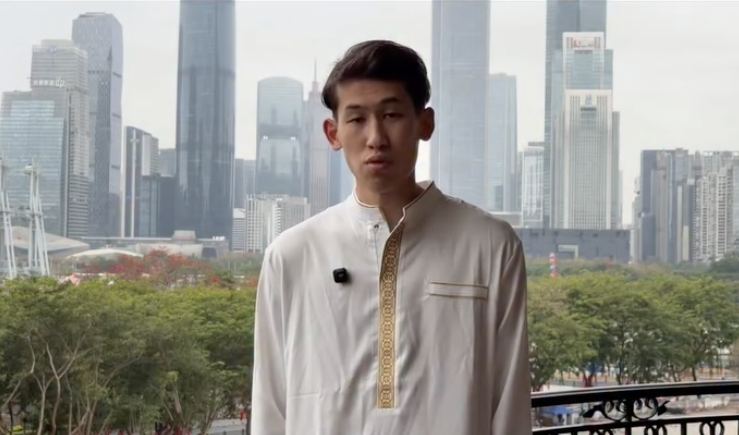 Қазақтың жігіттері айфонды кредитке алып, оны жабу үшін Яндексте такси айдайды - Блогер