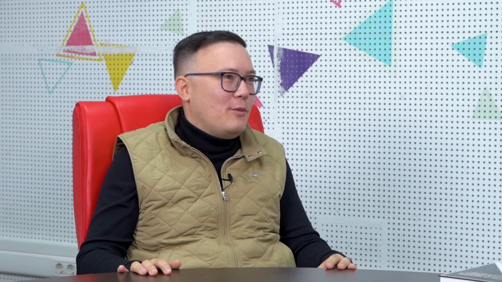 "Тегін әрі дайын білім жетеді, бірақ адамдар оны қабылдай алмайды": Бақытжан Бұқарбай оқу мәдениеті туралы