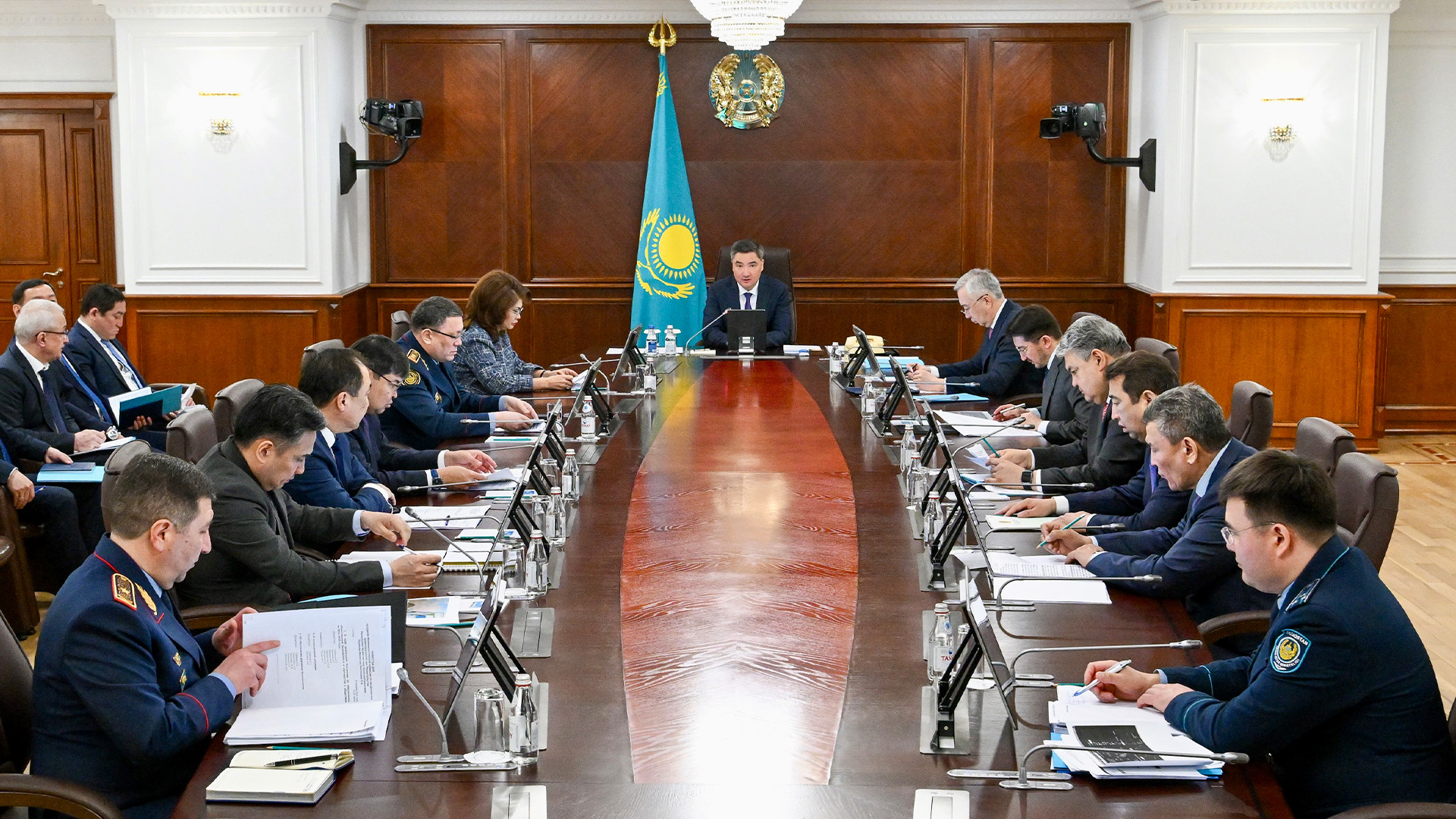 «Заң мен Тәртіп» – жаңа Конституцияның негізгі қағидаты: Олжас Бектенов құқық бұзушылық профилактикасы жөніндегі ВАК отырысын өткізді