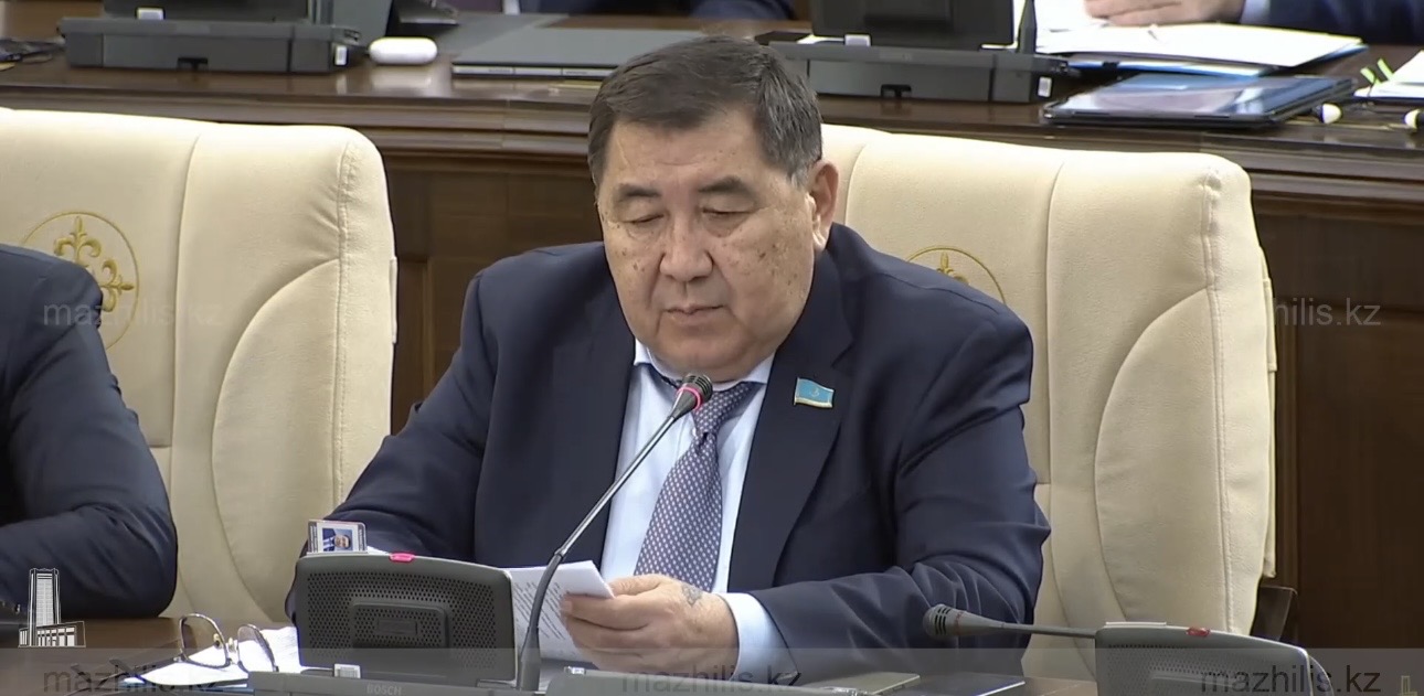 ”Алды-артыңа бір уыс топырақ”: Депутат Ермұрат Бәпи дін мен дәстүрді бұрмалағыштарды сынға алды