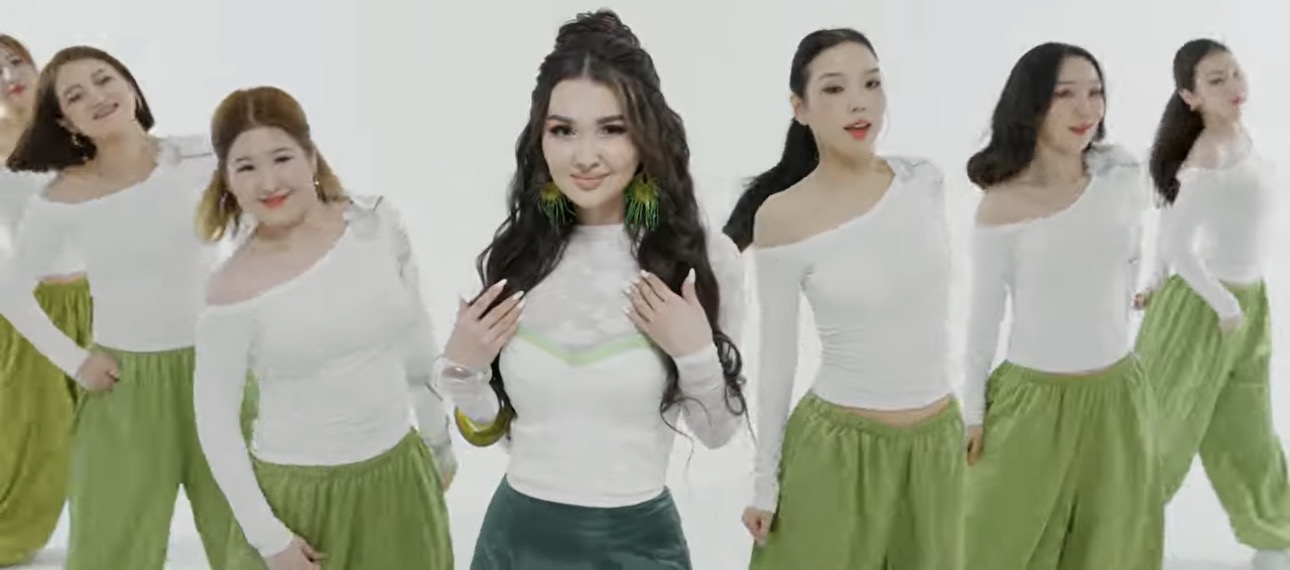 ”Қорықпа, сені жеп қоймаймын”: Тағы бір блогер әнші атанды