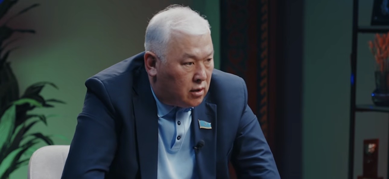 ”Сот 13 жастағы қызға қатысты зорлықты “өз келісімімен болған” деп шешкен” - депутат Мұрат Әбенов