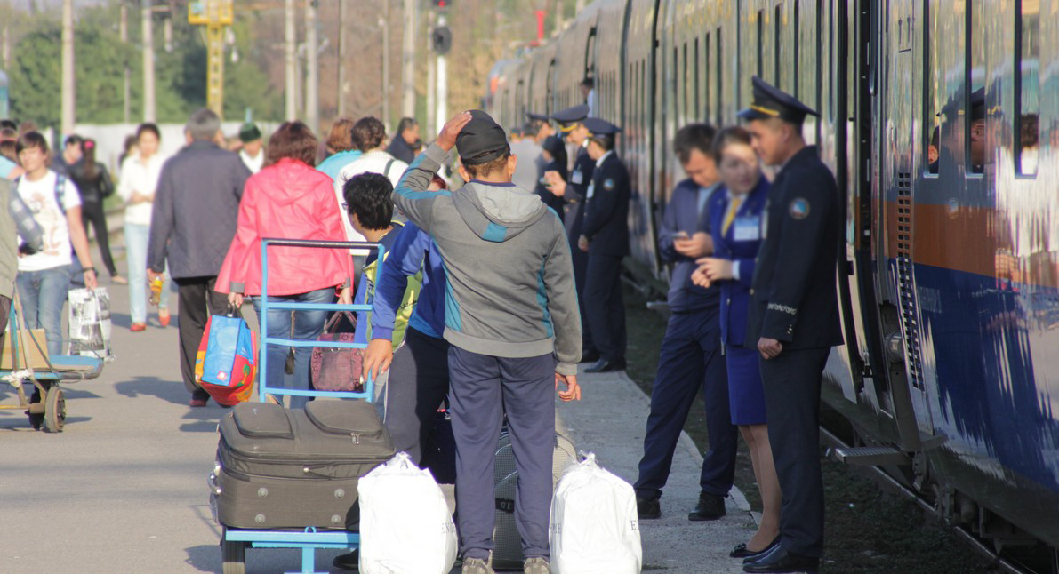 "Өзім жеке бақылаймын": Бектенов теміржол вокзалын жаңартудың баяу жүріп жатқанын сынға алды