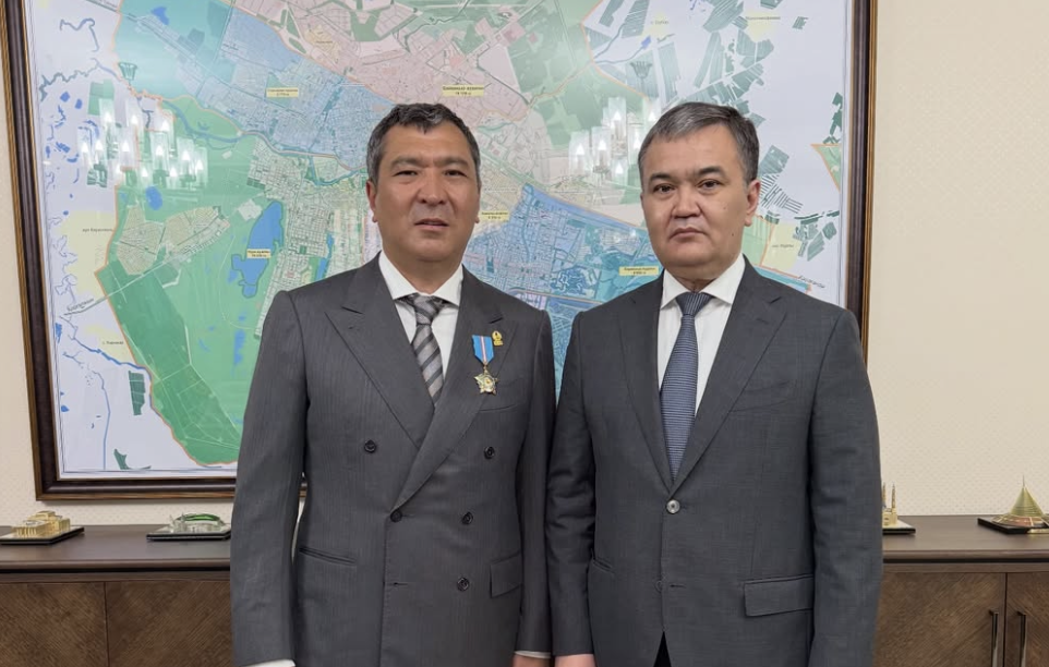 Орденге лайықпын ба, білмеймін - Динара Сәтжанның кәсіпкер күйеуіне мәртебелі атақ берілді