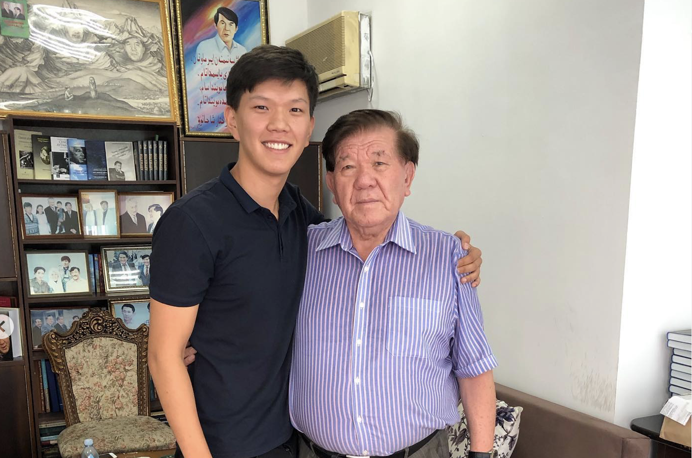 "Отбасымыз үшін үлкен қайғы": Мұхтар Шахановтың туған немересі аңыз атасына жантебірентерлік жазба арнады