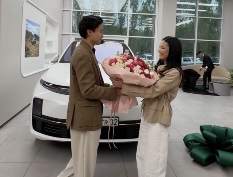 "Келініңіз болғанына бақыттымын": Енесінен су жаңа көлікті сыйға алған Тұрсынбаеваның келіні оған алғысын жаудырды