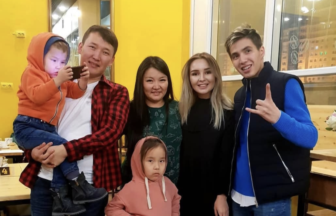 "Курсты жалғыз бұлар ғана емес, бәрі сатады": Танымал блогер сотталып жатқан Жанабыловтарға қолдау көрсетті