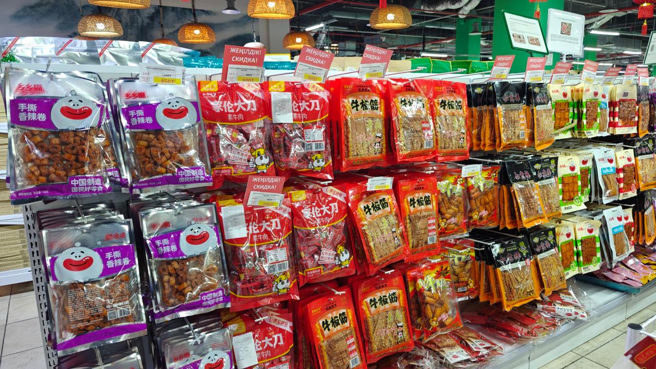 Бауыры ісіп, асқазаны күйіп қалған: Қытайдың ащы снектерін жеген жасөспірімнің денсаулығы қалай зақымданды?