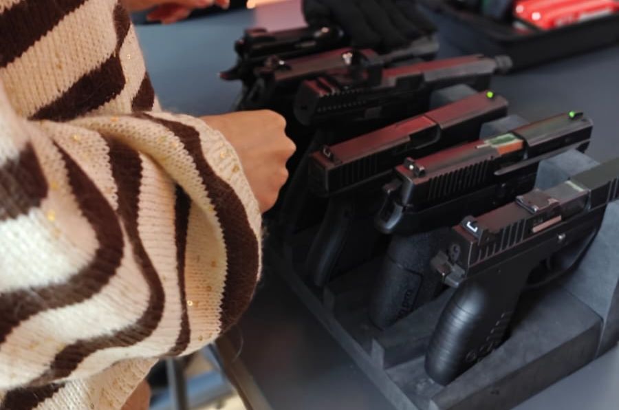 Оқушылар мен туристерге жасалған шабуылдар: Қазақстанда кімдерге қару ұстауға рұқсат етілген?