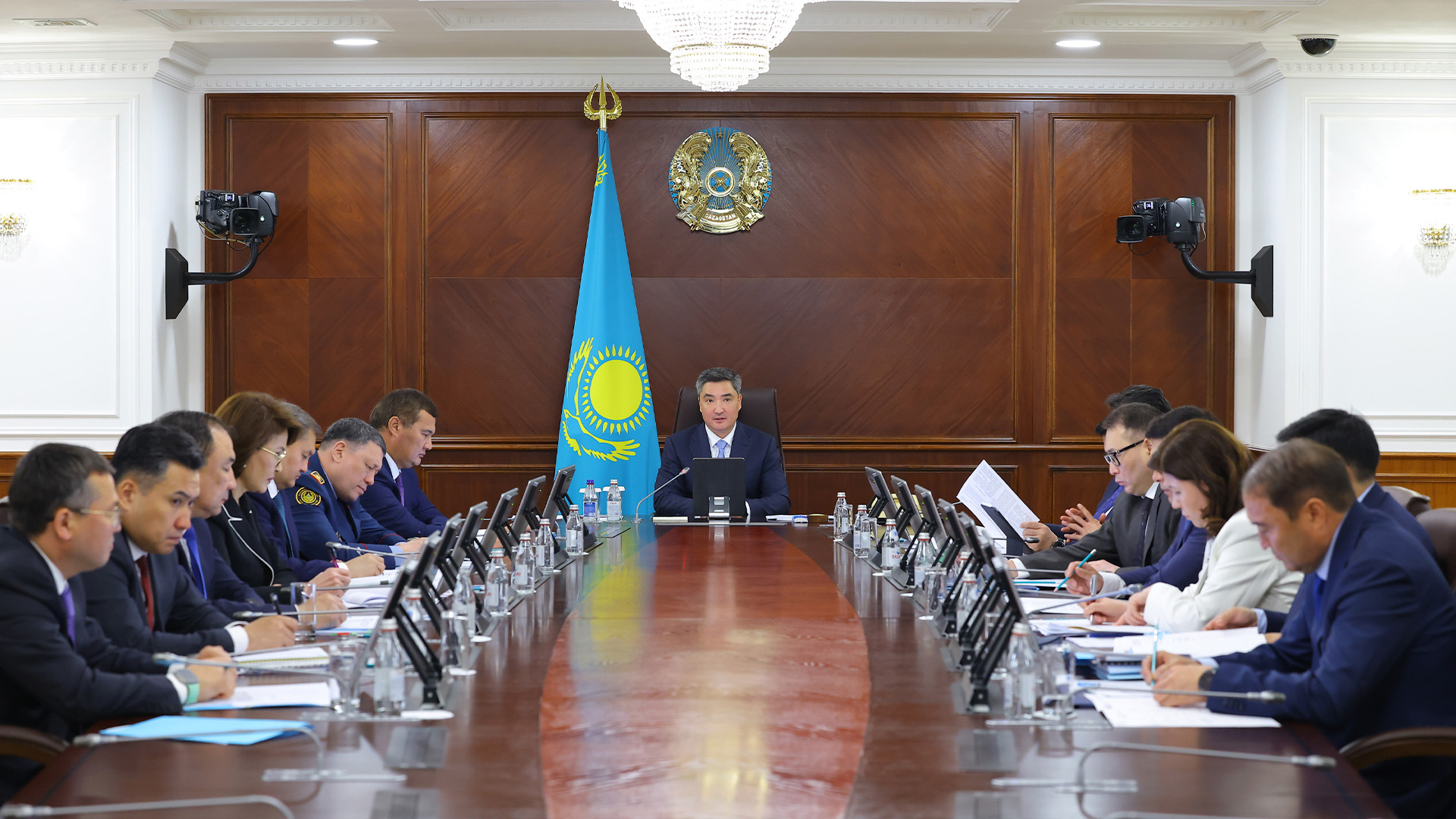 Президент Жарлығын жүзеге асыру аясында білім беру жүйесіне ЖИ енгізу: Премьер-министр Оқу-ағарту министрлігі жұмысына назар аударды