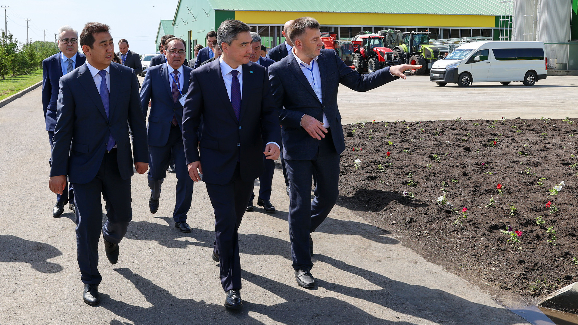 Олжас Бектенов Президенттің СҚО ауыл шаруашылығын дамыту жөніндегі тапсырмаларының орындалу барысын тексеріп, шаруалармен кездесті