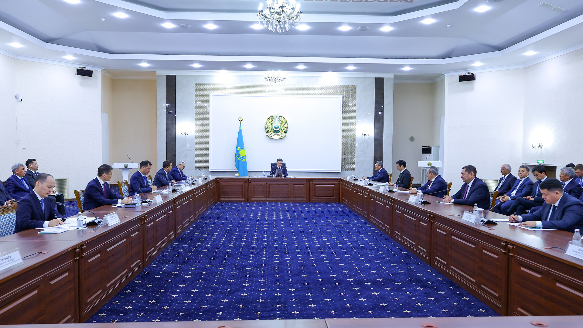 Олжас Бектенов көктемгі егіс жұмыстарын аяқтау және АӨК-ті дамыту мәселелері жөнінде кеңес өткізді