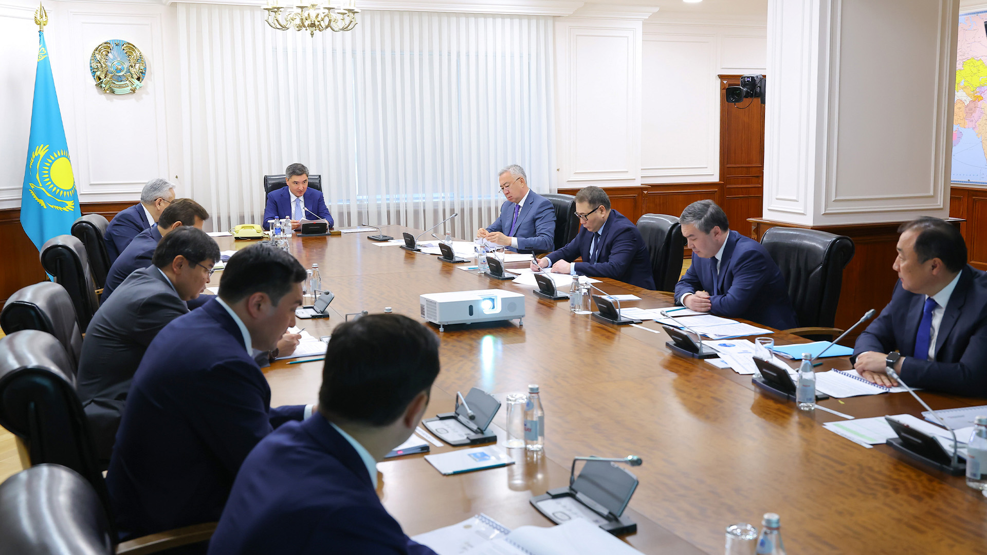 Олжас Бектенов экономиканың өсімін қамтамасыз ету мәселесі бойынша кеңес өткізді