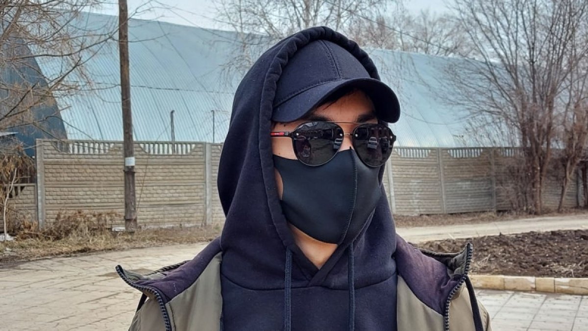 "Қазақтың құдай берген азаматы": Бетперде киіп, қайырымдылық жасайтын адамның кім екені белгілі болды