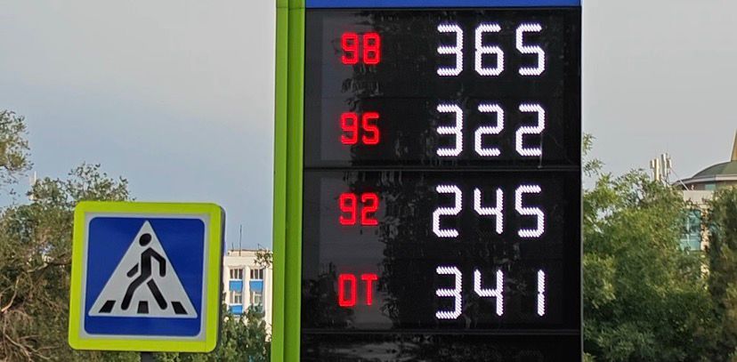 Арзан бензин дәуірі аяқталуға жақын: Мораторий алынғаннан кейін жанармай бағасы қаншалықты өсті?