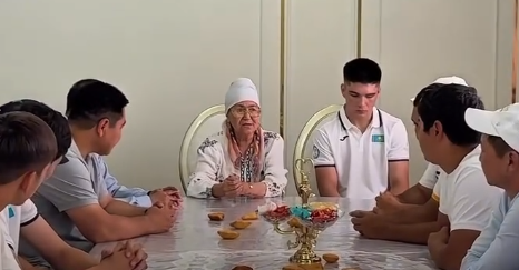 "Шаңырағына барып, анасынан бата алды": Бақыт Сәрсекбаев Бекзат Саттархановтың рухына тағзым етіп, анасымен жолықты