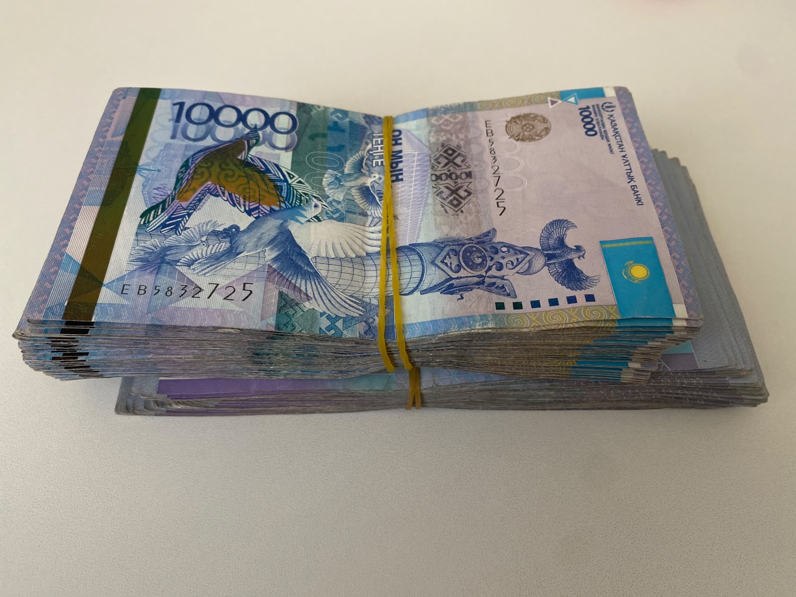 Халықтың табысы үш жылдан кейін алғаш рет өсті: 0,1% өсім нені білдіреді?