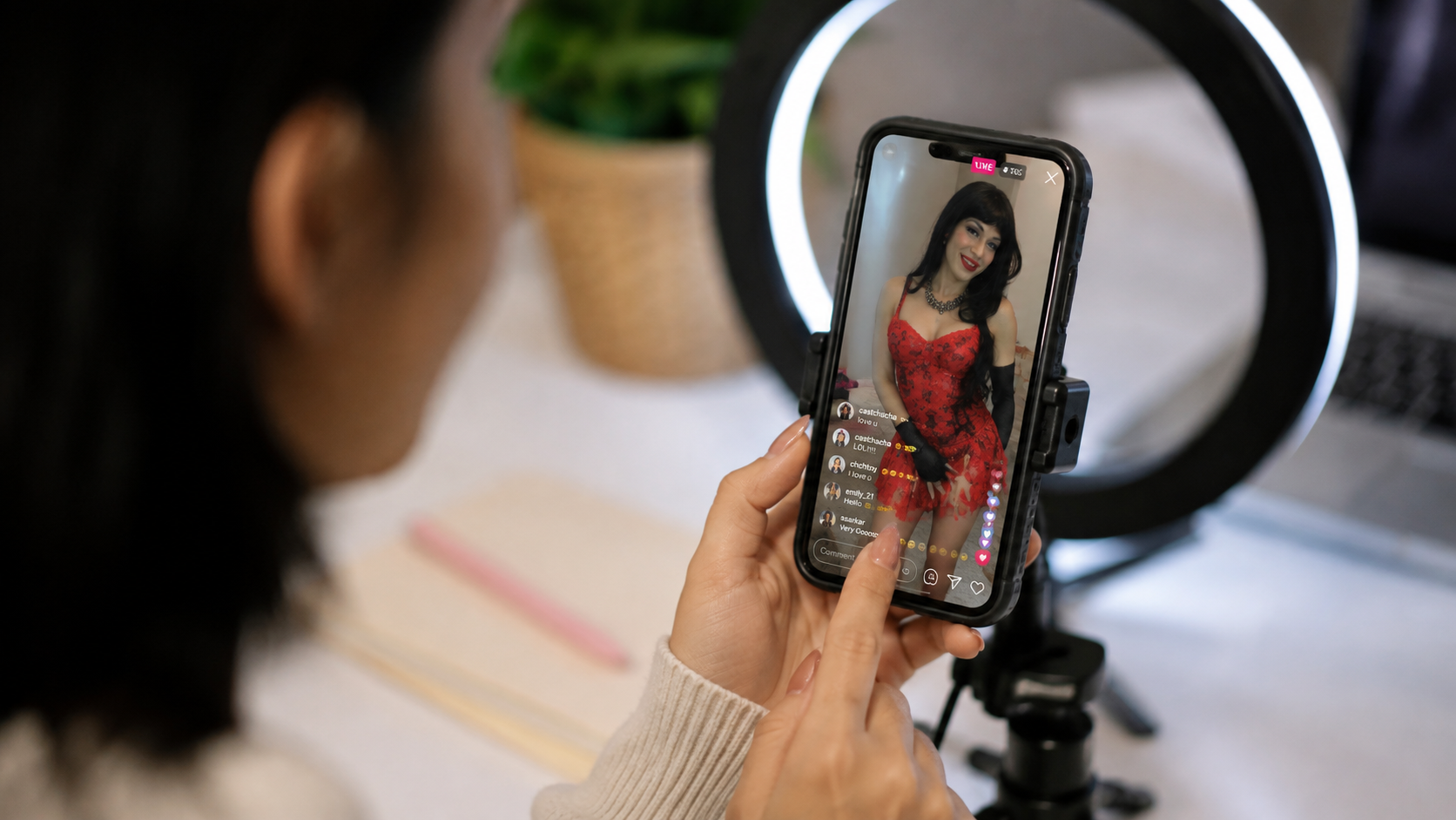 Қазақстандық 56 жастағы стример қыз болып киініп, TikTok-та балалармен танысқан