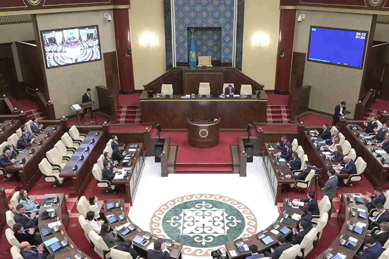 Құрылтай депутаттары ант беруге кірісті