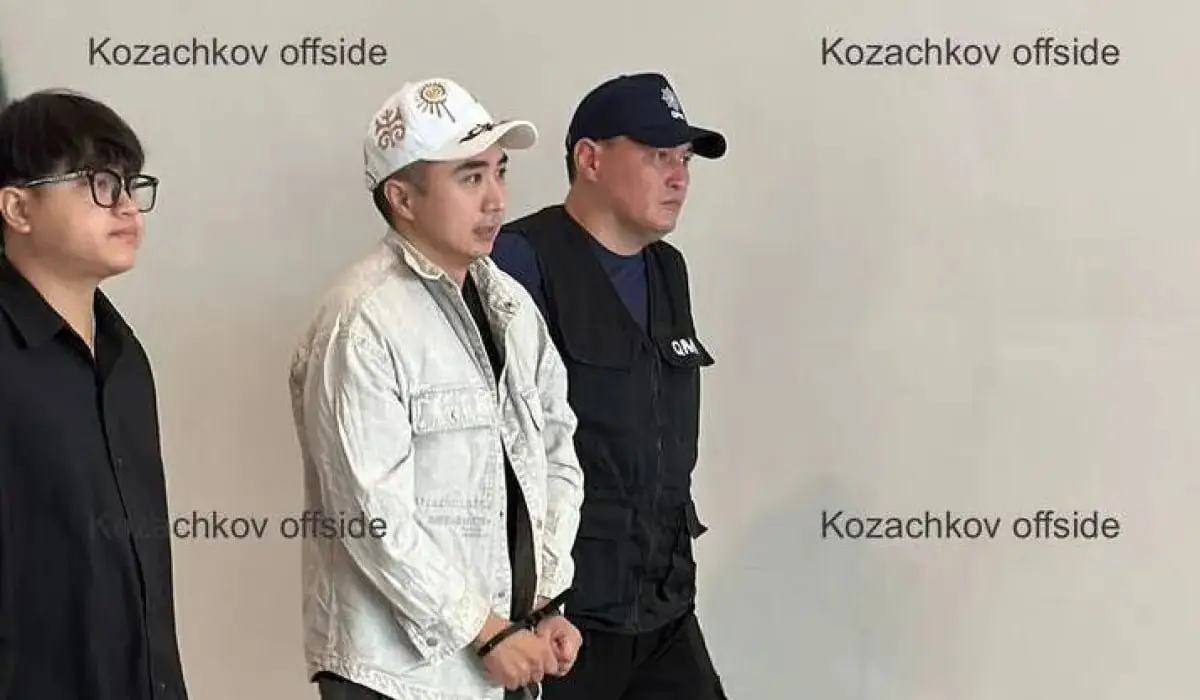 ҚМА қызметкері Қайсар Хамзаны Вьетнамнан алып бара жатқан сәті суретке түсіп қалды