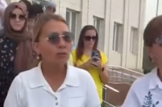 "Шаштары боялған, қолдарында алтын": Үкіметтің балаларға берген көмегіне қарсы шыққан көп балалы аналар сынның астында қалды
