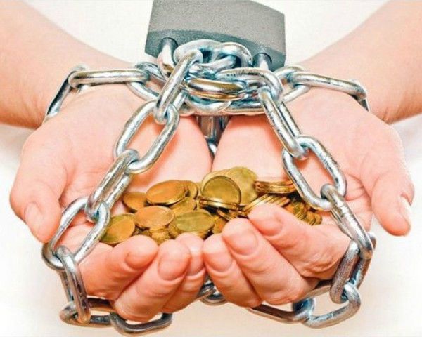 «Қазір ал, кейін төле»: Тұтыну экономикасы неге әлі таппаған ақшаны жұмсауға мәжбүрлеп, қарызға байлайды?