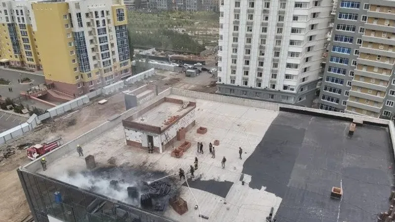 Астананың ортасында салынып жатқан ғимараттан шыққан өрт сөндірілді