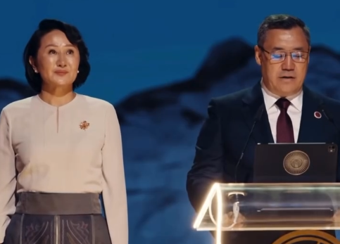 "Сұлулығынан көз сүрінеді": Садыр Жапаровтың жұбайы Айгүл Жапарова көпті мінсіз сұлулығымен тәнті етті