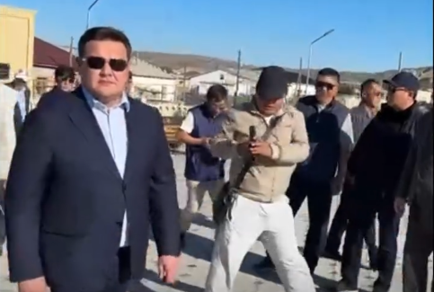 "Ақ жол, бұған әбден лайықсыз": Партияға ауысқан әкім орынбасарымен маңғыстаулықтар қимай қоштасты