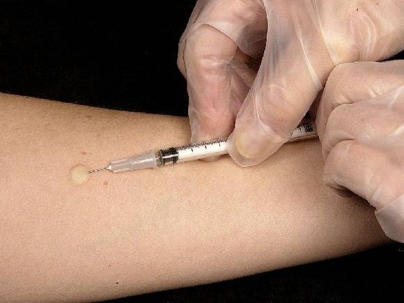 Коронавирусқа қарсы вакцина кері әсер берді: Сынақ тоқтатылды
