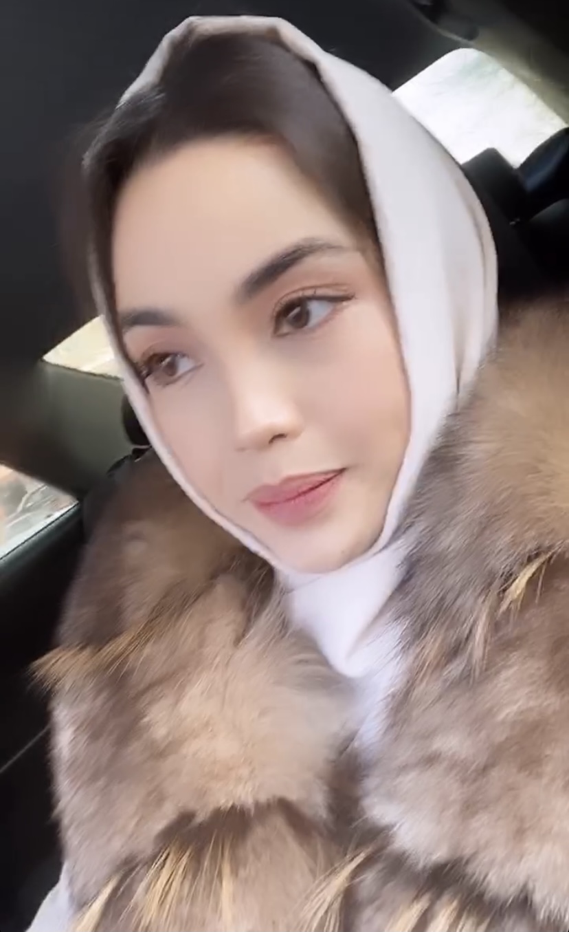 Ақбота Нұр 1 айға жетпей хиджабын шешіп тастады (Видео)