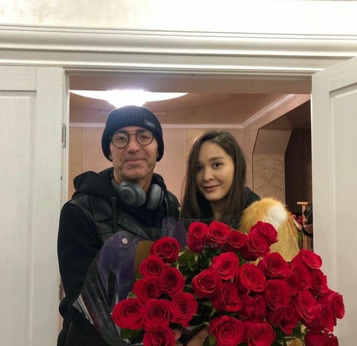 Эксклюзив! Түркияның танымал әншісі Мұстафа Сандалмен Индира Елемес ән шырқамақ