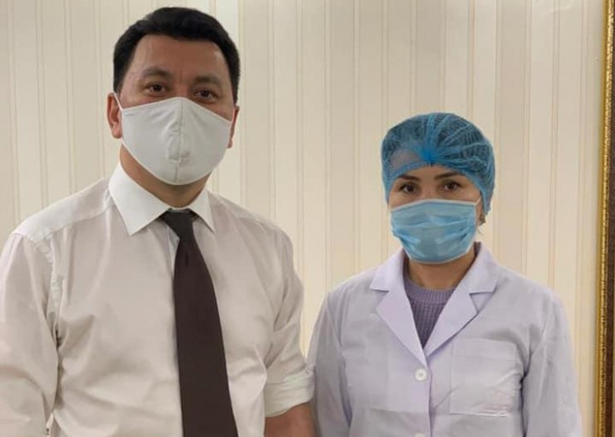 Ерлан Қаринге коронавирусқа қарсы қазақстандық вакцина салынды