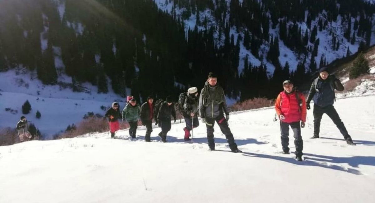 Алматыдағы таудан көзі көрмей қалған альпинист құтқарылды