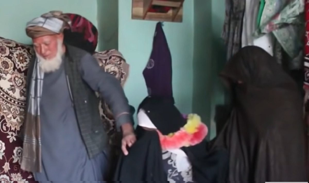 Ауғанстанда әкесі тоғыз жастағы қызын 55 жастағы ер адамға сатуға мәжбүр болды