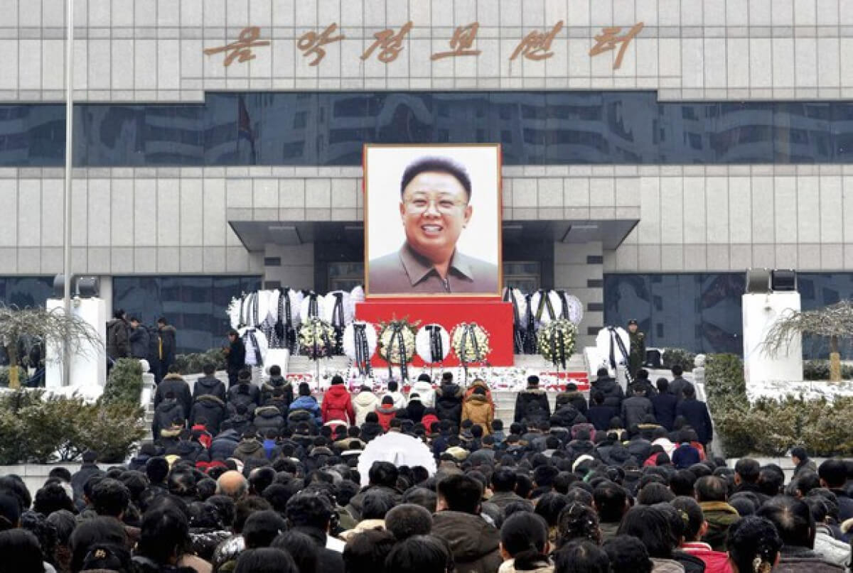 Солтүстік Кореяда Ким Чен Ирдің дүниеден өткеніне 10 жыл толуына орай күлуге тыйым салынды