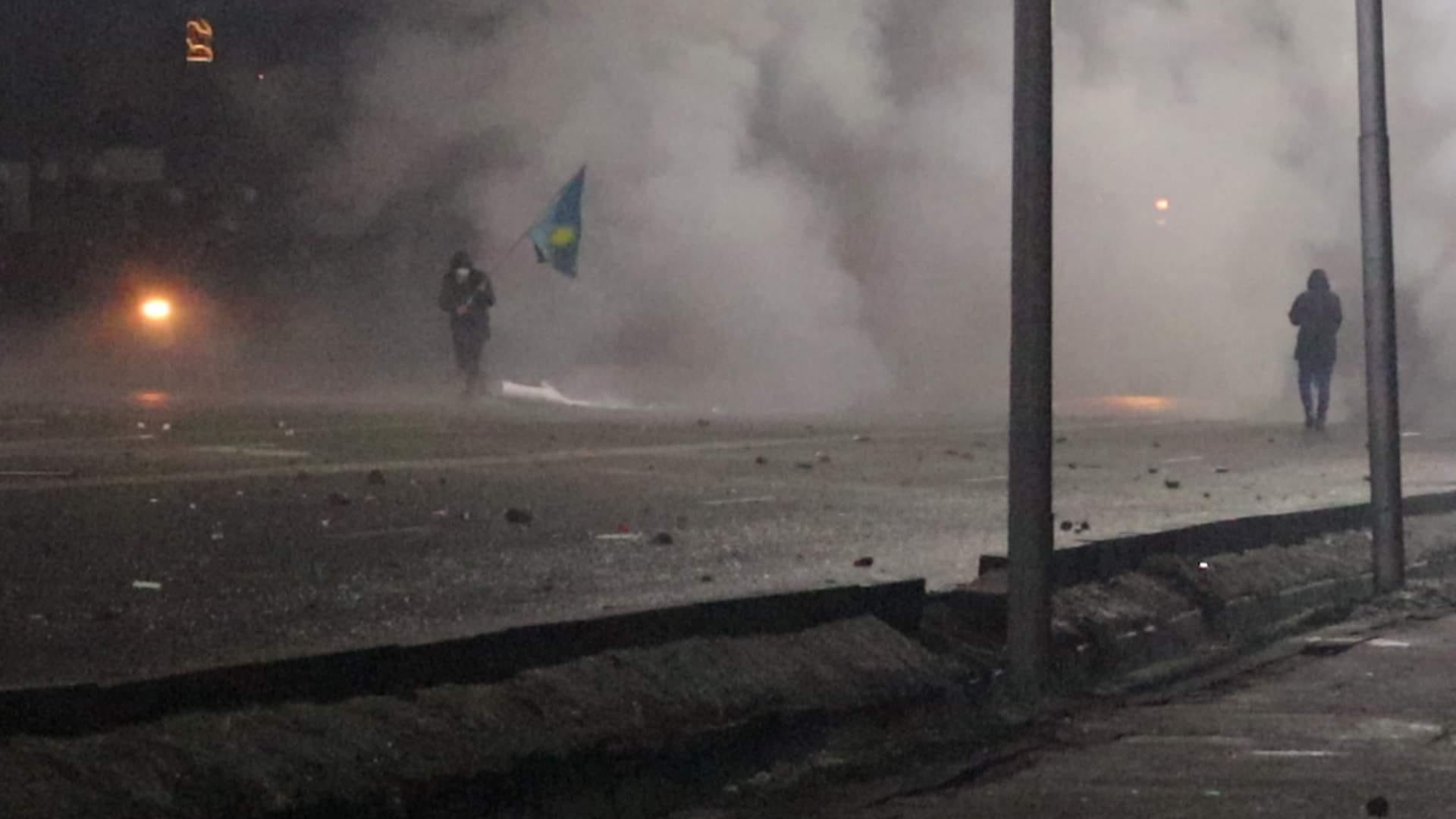 "Бір екі оқ тиіп кетті": Елдің ерекше назарына іліккен суреттің авторы табылып, ту ұстаған жігіт туралы айтты