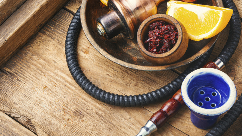 Заңсыз жолмен кальян әкелуге көмектескен кеден бекеті қызметкерлері сотталды