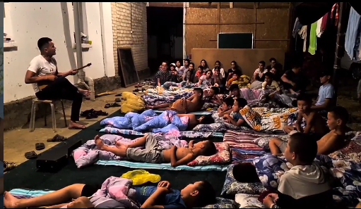 "Не деген дауыс!": Қарқаралыдан келген әнші бүкіл ауыл балаларын әнімен ұйықтатып тастады