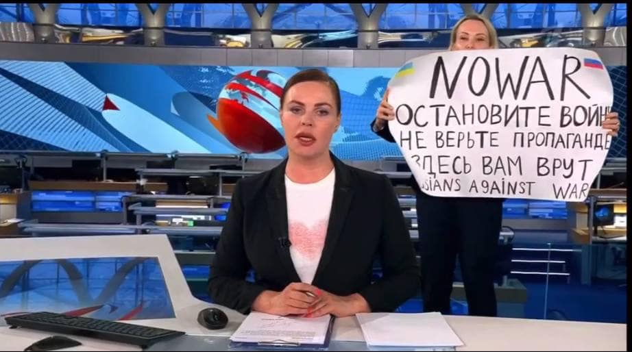 "Соғысты тоқтатыңдар". Ресейдің бірінші арнасында тікелей эфир кезінде журналист плакатпен жүгіріп шықты (ВИДЕО)