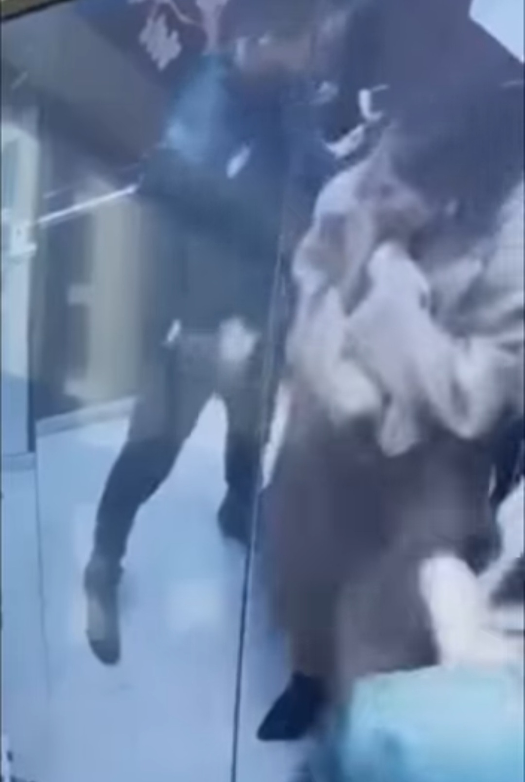 Нұр-Сұлтан қаласында лифтте келіншегін аяусыз ұрған еркектің депутаттықтан үміткер әйелдің баласы екені анықталды