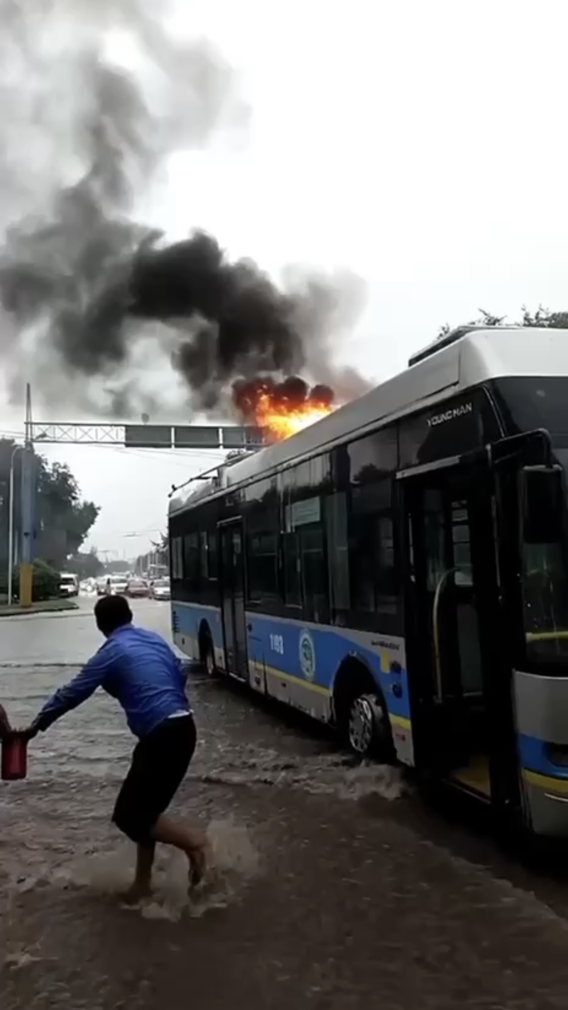 Алматыда нөсер жауын кезінде троллейбус өртенді (ВИДЕО)