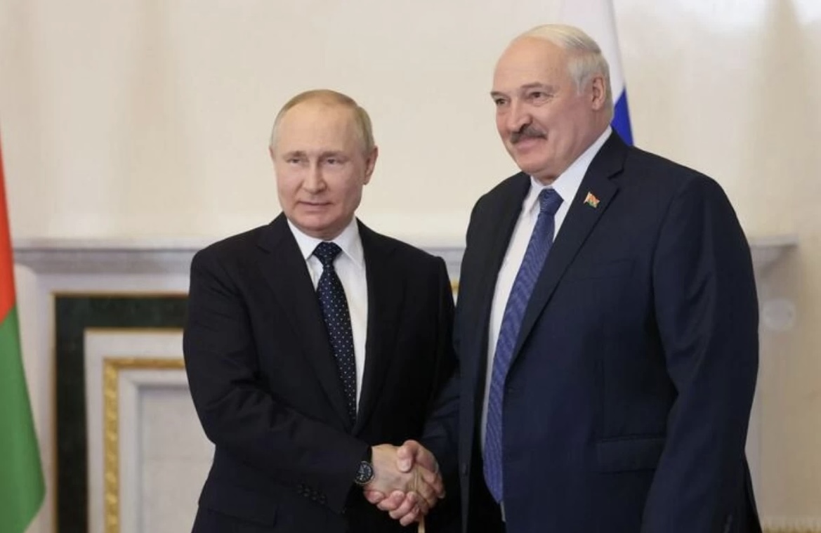 "Сақадай сай отыруымыз қажет": Лукашенко Путинді ядролық қару қолдануға дайын болуды шақырды