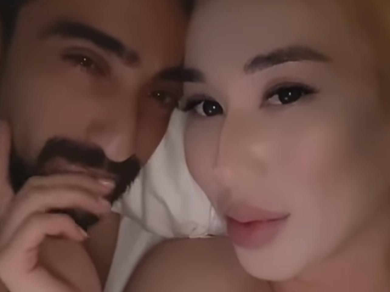 Мөлдір киімдегі қыз порно