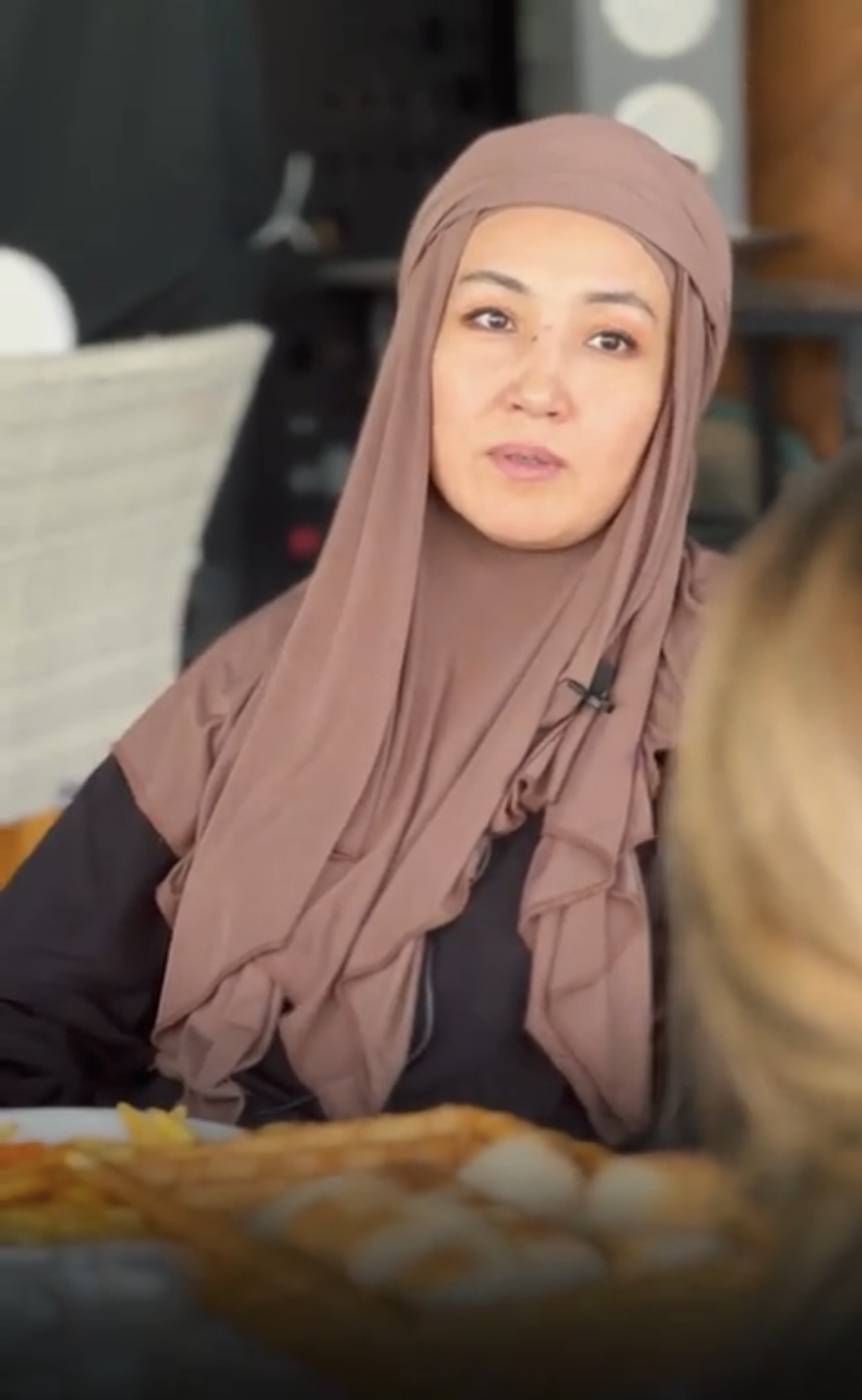 "Зона комфортадан шығу керек": Хиджаб киген Индира Расылхан психологияға бет бұрды 