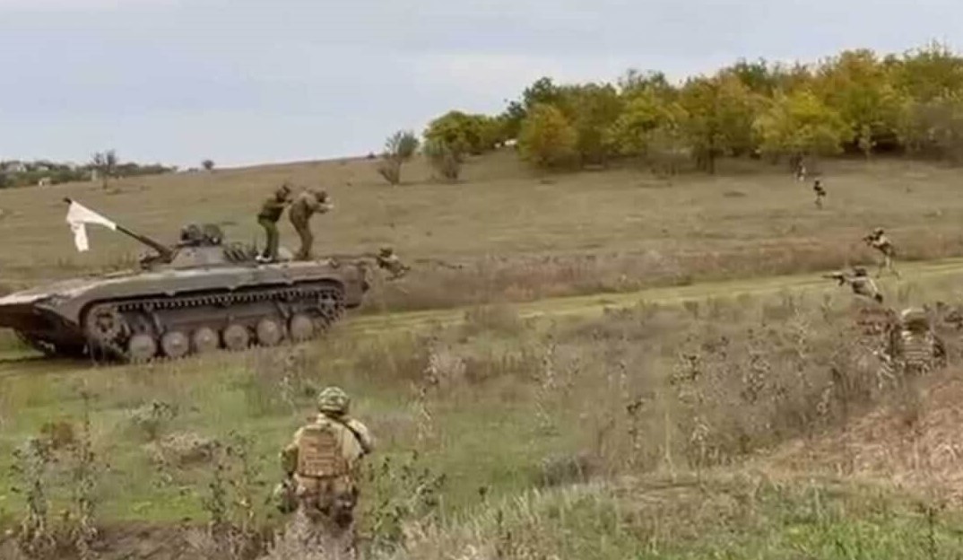 Украинадағы Ресей әскерилері ақ жалау іліп, тұтқынға беріле бастады (ВИДЕО)