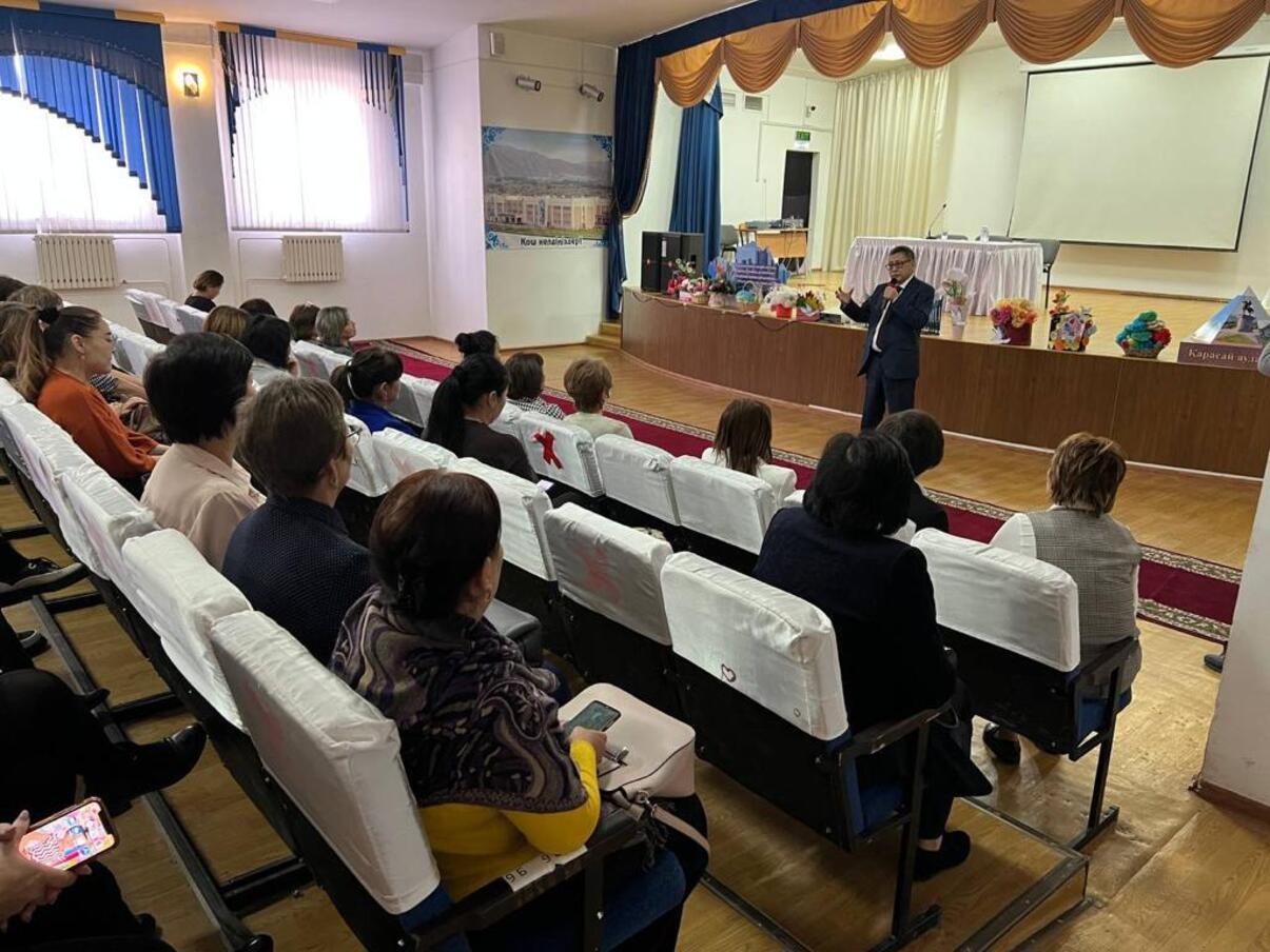 Мейрам Қажыкен Қаскелеңде білім беру кәсіподақтары өкілдерімен кездесті