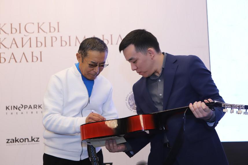 «Дос-Мұқасан» ансамблінің негізін қалаушы Досым Сүлеевтің гитарасы аукционға қойылады